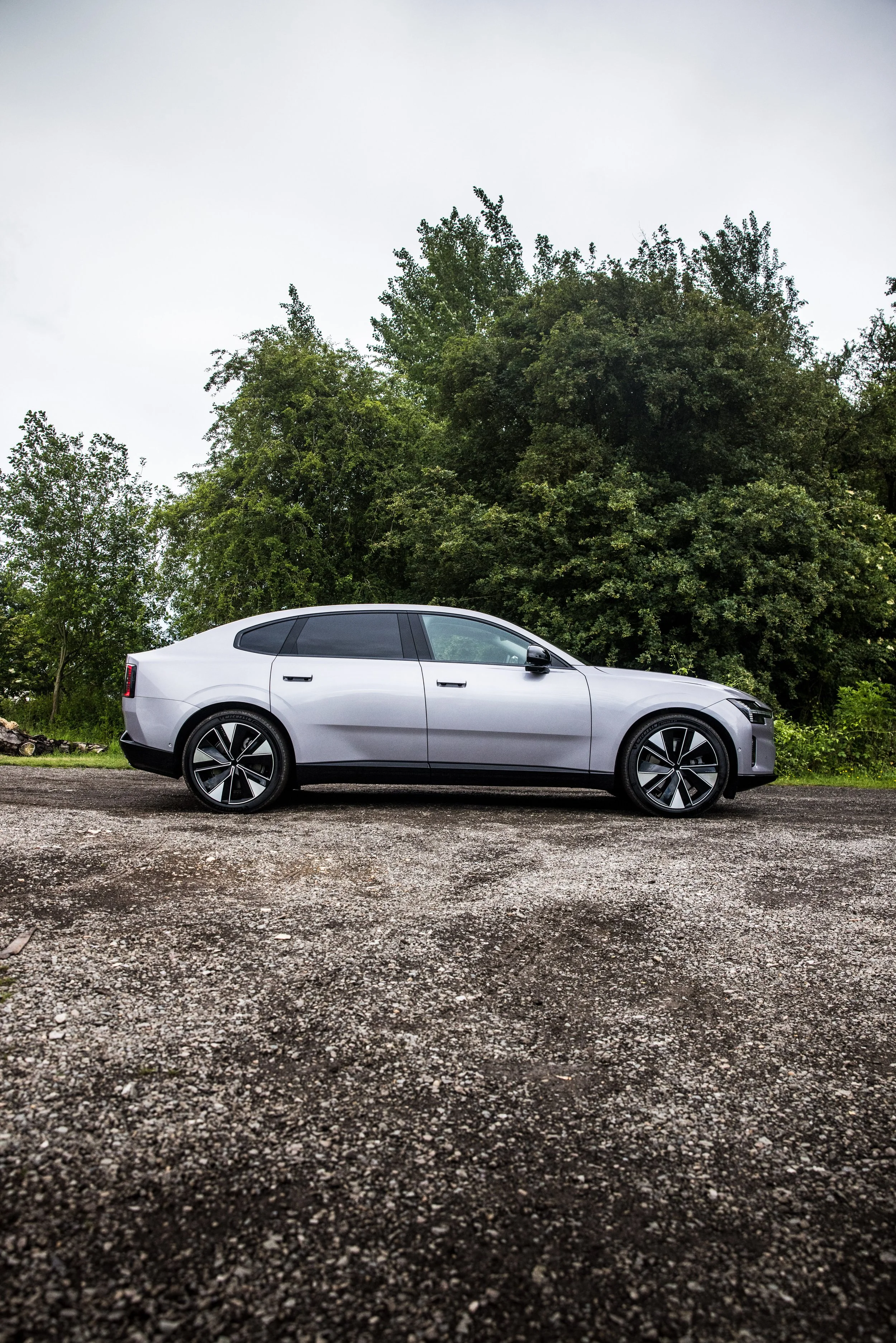 パウエル・エスコバルです。 This Volvo ES90 'Ultra' is the Ultimate 'Stealth-Wealth' Limo — Driven